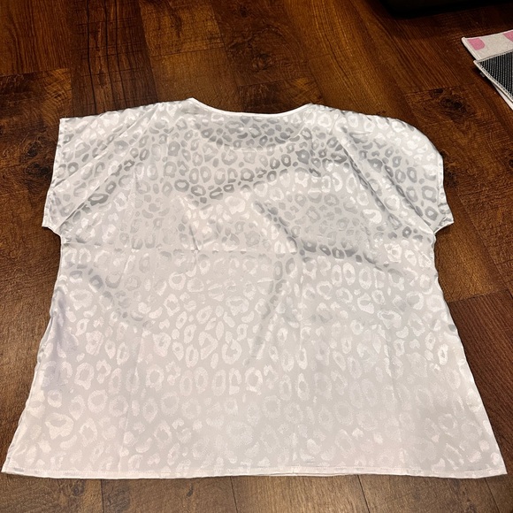 White Leopard Print Short Sleeve Tee - Picture 3 of 3